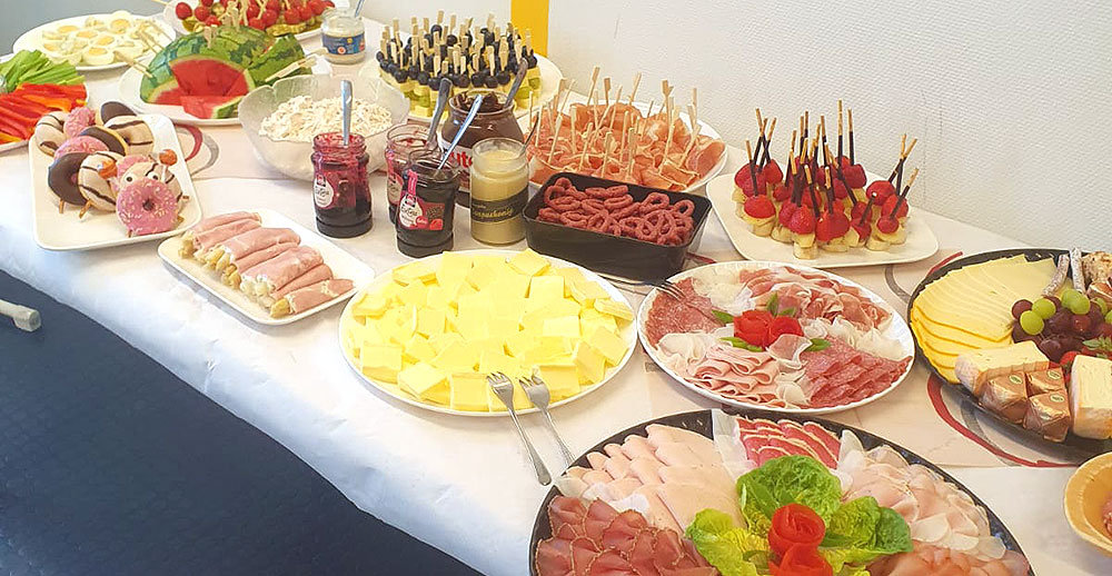 Buffet im Gästeraum